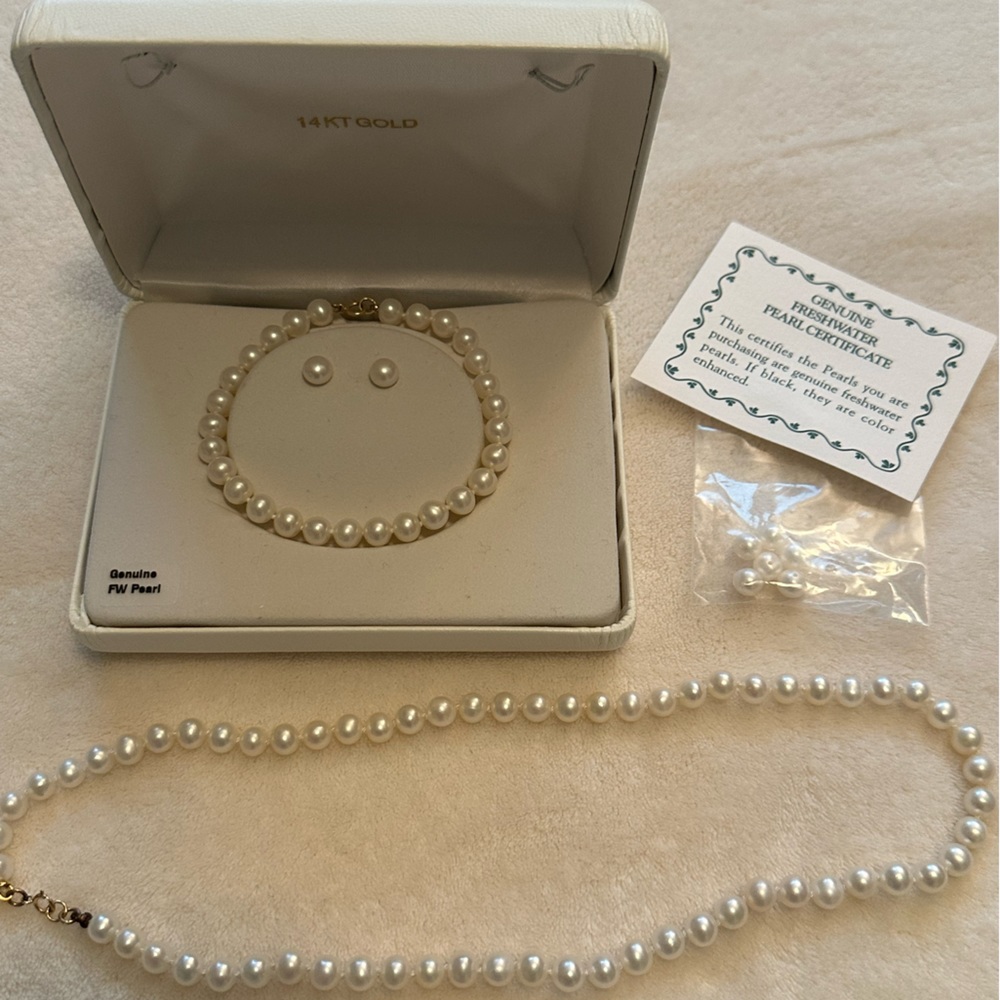 Freshwater pearl necklace, bracelet, earring set